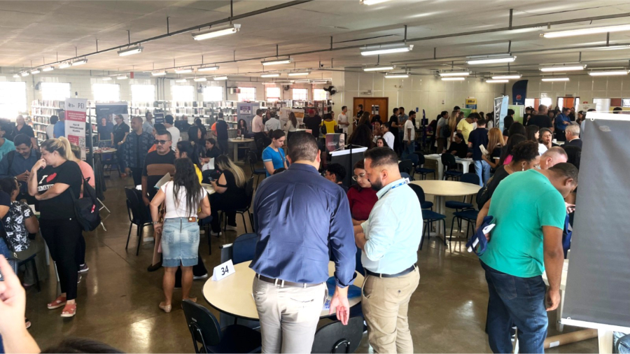 Feirão do Emprego reúne centenas de pessoas e oferece mais de 2 mil vagas em Sumaré